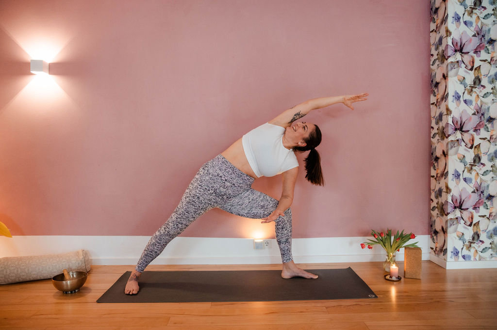 Anastasia in einer Yogahaltung im Studio Yogalidou